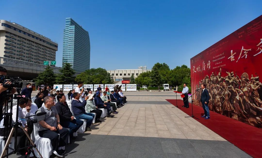 耀世娱乐-“文明赓续·古今交融——许鸿飞雕塑世界巡展·郑州站”在河南博物院开幕