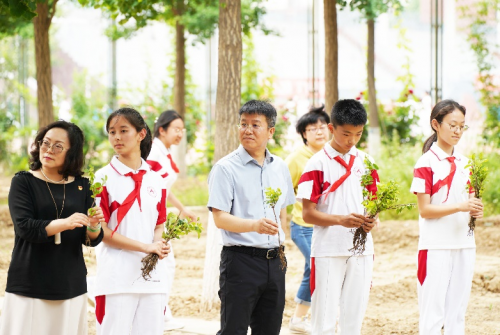 耀世娱乐-岐黄沁学子 药香飘校园，校园中医药文化主题日成功举办