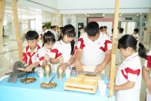 耀世娱乐-岐黄沁学子 药香飘校园，校园中医药文化主题日成功举办