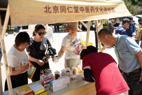 耀世娱乐-首都校园再掀“中医药传统文化节” 北京同仁堂走进北京电子科技职业学院