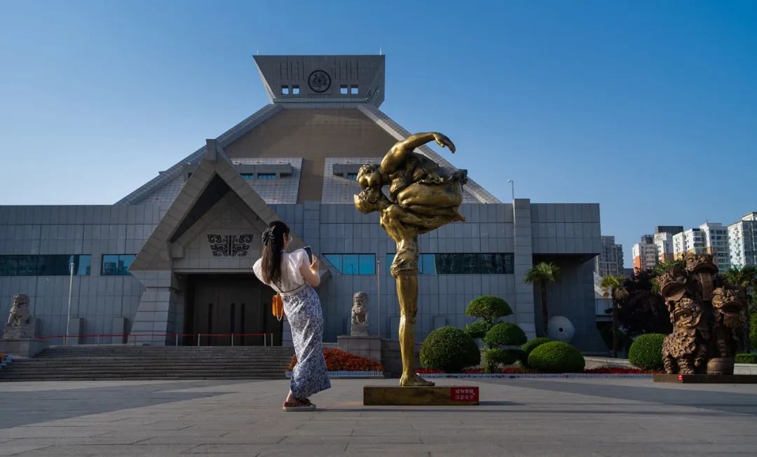 耀世娱乐-“文明赓续·古今交融——许鸿飞雕塑世界巡展·郑州站”在河南博物院开幕