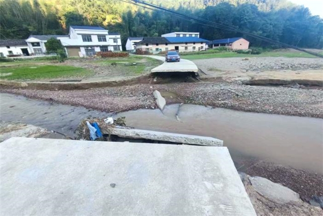 耀世娱乐-地球科学与空间信息工程学院“三下乡”团队赴岳阳救灾布防