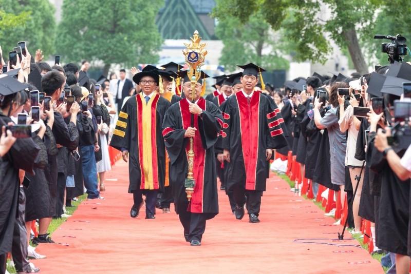 耀世娱乐-学术权杖首亮相！武汉学院2024年毕业典礼有点“牛”