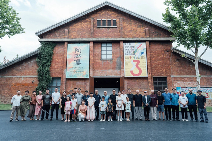 耀世娱乐-第三届瓷艺中华“陶溪川杯”儿童青少年陶瓷作品展在景德镇启幕