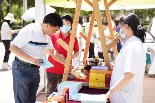 耀世娱乐-首都校园再掀“中医药传统文化节” 北京同仁堂走进北京电子科技职业学院