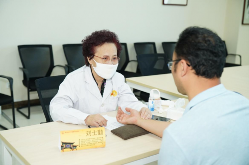 耀世娱乐-首都校园再掀“中医药传统文化节” 北京同仁堂走进北京电子科技职业学院