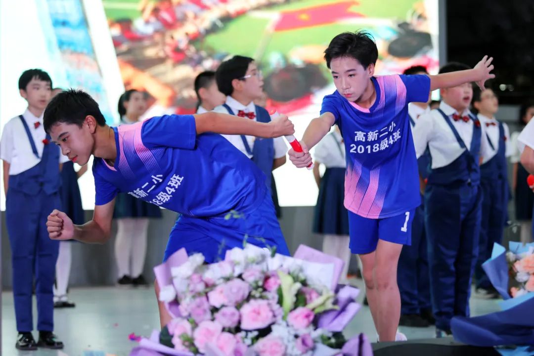 耀世娱乐-【高新教育】四季更迭皆是景 万物成长驻满情 ——西安高新第二小学隆重举行2024届毕业感恩典礼