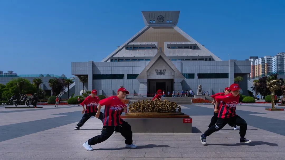 耀世娱乐-“文明赓续·古今交融——许鸿飞雕塑世界巡展·郑州站”在河南博物院开幕