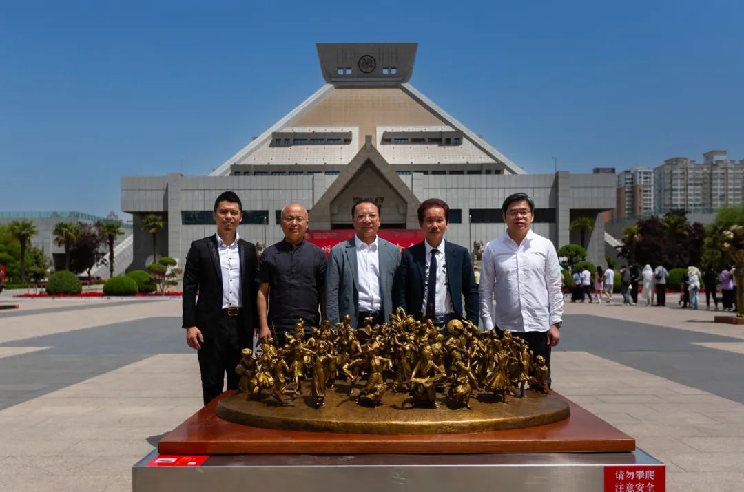 耀世娱乐-“文明赓续·古今交融——许鸿飞雕塑世界巡展·郑州站”在河南博物院开幕