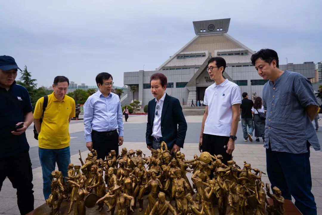 耀世娱乐-“文明赓续·古今交融——许鸿飞雕塑世界巡展·郑州站”在河南博物院开幕