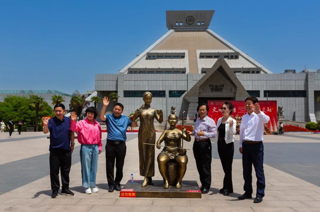 耀世娱乐-“文明赓续·古今交融——许鸿飞雕塑世界巡展·郑州站”在河南博物院开幕