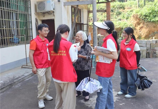 耀世娱乐-湖财学子三下乡：趣味普法促振兴，青春筑梦黄泥铺