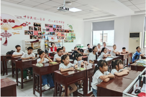 耀世娱乐-童心绘梦，科技启航——“童心、童趣、童梦”实践团在吴江震泽开展多彩暑期实践