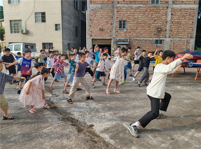 耀世娱乐-传统守初心，创新见未来——“暖心助学，为梦想点灯”志愿服务队开展多元服务