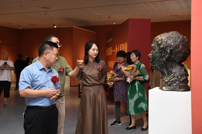 耀世娱乐-“我塑我师——为人民塑像”专题雕塑（油画）展在遵义开幕