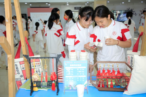 耀世娱乐-岐黄沁学子 药香飘校园，校园中医药文化主题日成功举办