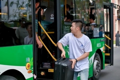 耀世娱乐-高校迎新季，郑州城市职业学院成大型才艺秀场