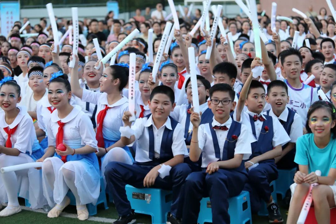 耀世娱乐-【高新教育】四季更迭皆是景 万物成长驻满情 ——西安高新第二小学隆重举行2024届毕业感恩典礼