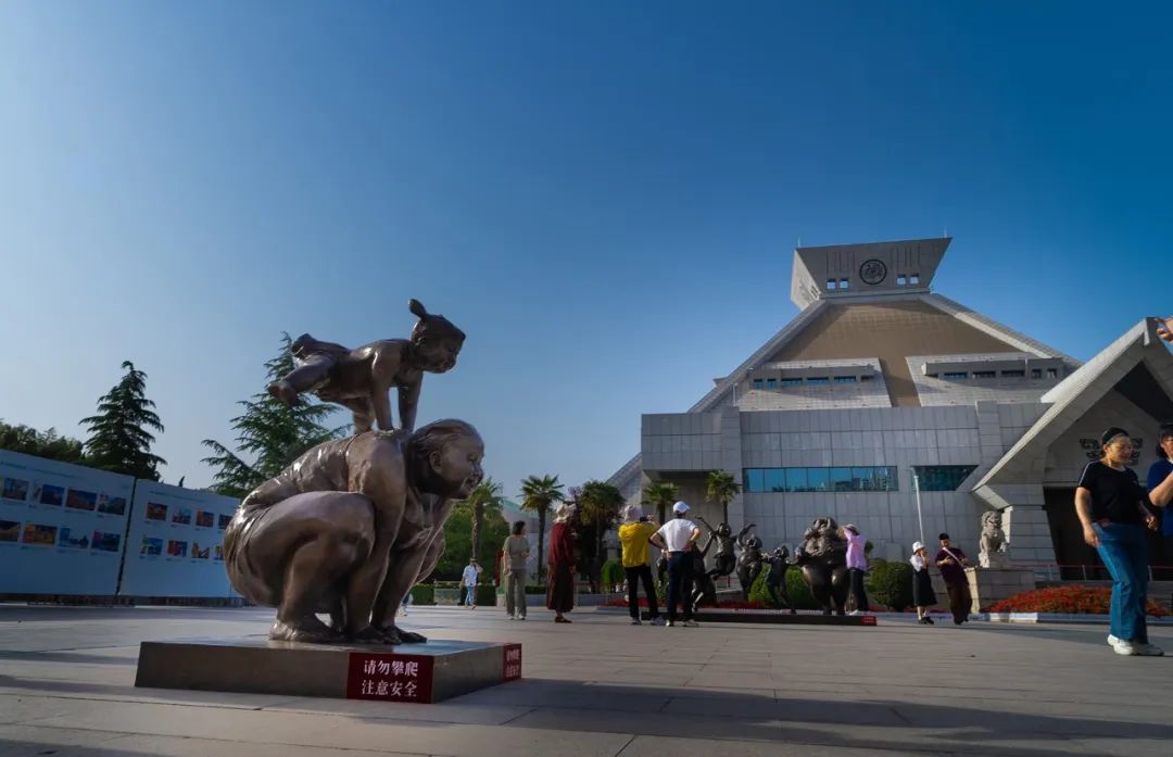 耀世娱乐-“文明赓续·古今交融——许鸿飞雕塑世界巡展·郑州站”在河南博物院开幕